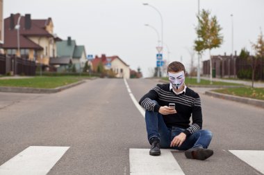 Maskeli hacker'ı cep telefonu ile