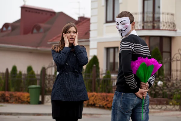 Hacker em mulher mascarada e assustada — Fotografia de Stock