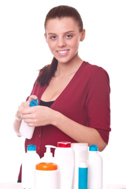 genç kadın elindeki krema sıkma