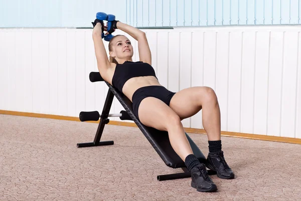 Mulher treinando com halteres — Fotografia de Stock