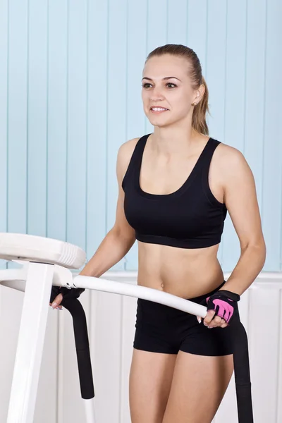 Mujer hacer ejercicio en el aparato de entrenamiento — Foto de Stock