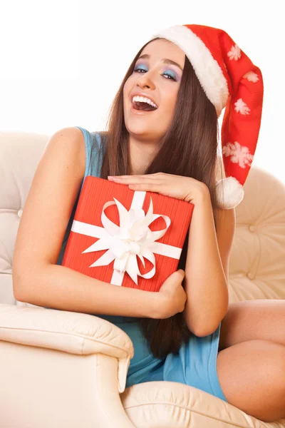 Happy girl with gift in christmas hat — Stock Photo, Image