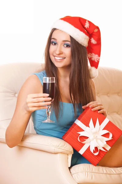 Улыбающаяся рождественская девушка с бокалом вина — стоковое фото