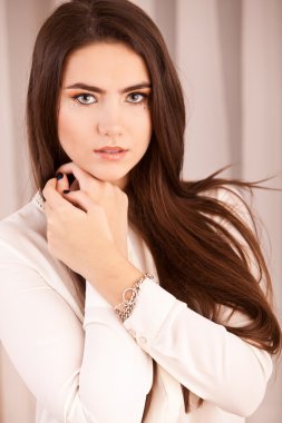 parlak bir makyaj ve rhinestones olan sakin kadın