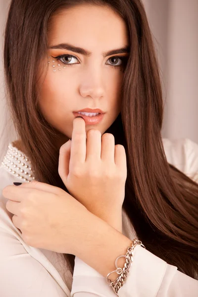 Mulher com maquiagem brilhante e strass — Fotografia de Stock