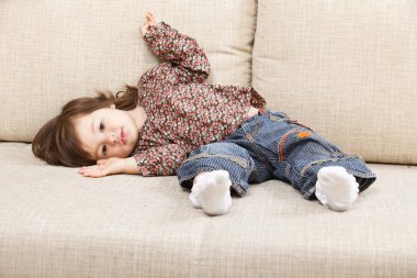 sessizce kanepede yatan kız