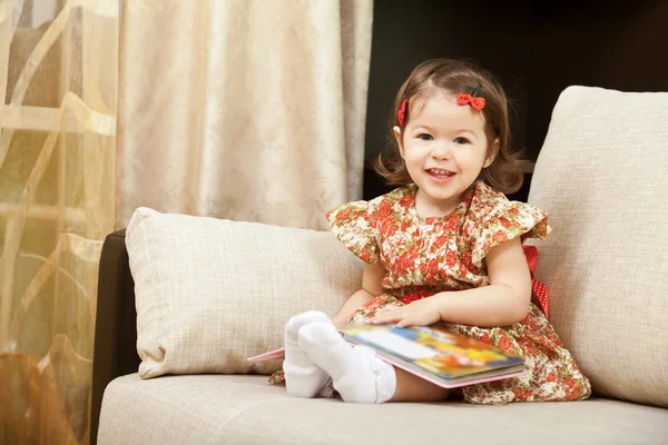 Lächelndes Mädchen mit Buch — Stockfoto