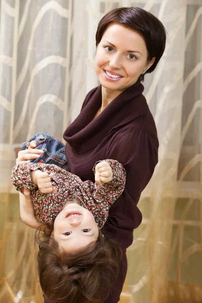 Moeder en baby bedrijf in armen — Stockfoto