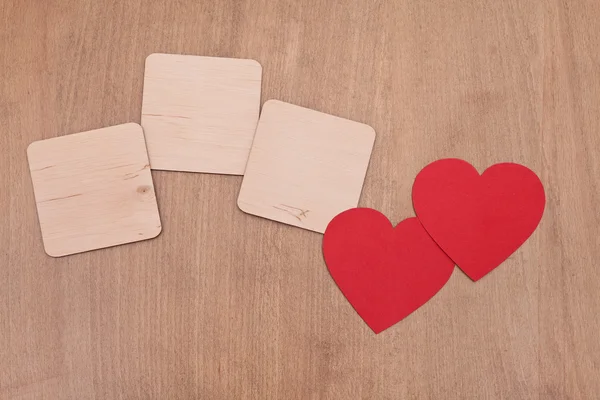 Três placas vazias e dois corações vermelhos — Fotografia de Stock