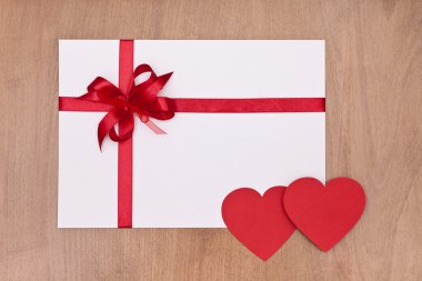 Kırmızı kurdeleli boş kart