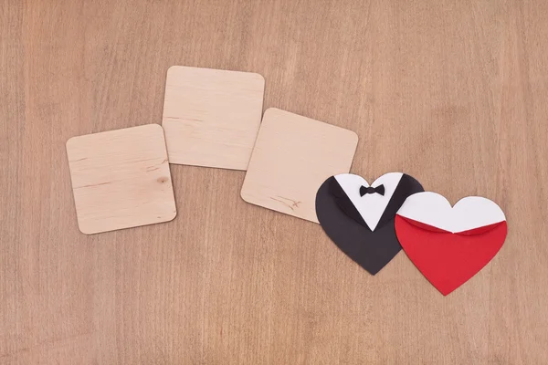 Três placas de madeira em branco com corações pretos e vermelhos — Fotografia de Stock