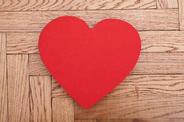 Corazón de papel rojo sobre fondo de madera — Foto de Stock