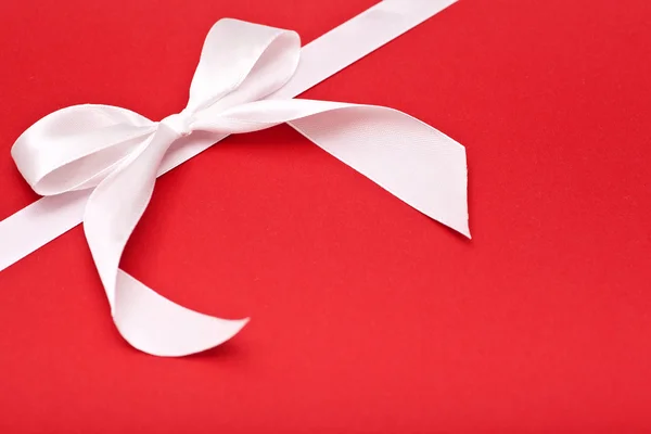 White bow on red — Stock Photo, Image