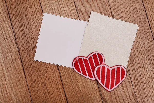 Dois papéis vazios com corações vermelhos — Fotografia de Stock