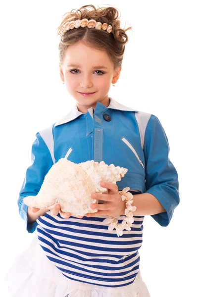 Beautiful girl holds cockle-shell — Stock Photo, Image