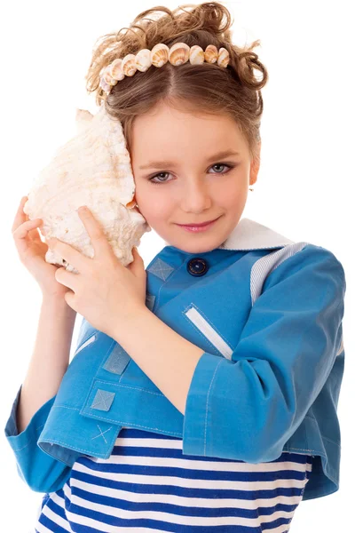 Girl listening to sounds of sea in cockle-shell — Stock Photo, Image