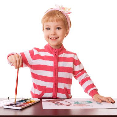 küçük kız fırça çizer