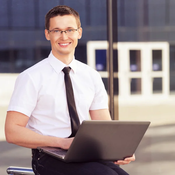 Män med laptop — Stockfoto