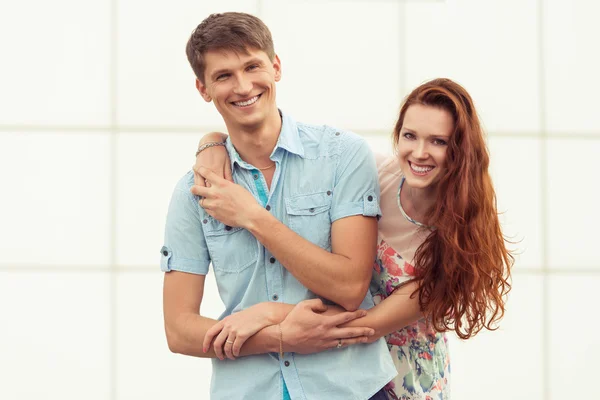 Zábava portrét mladého páru — Stock fotografie