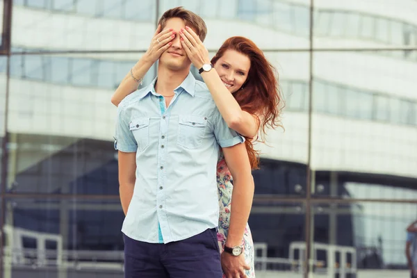 Vrouw die betrekking hebben op iemands ogen handen — Stockfoto