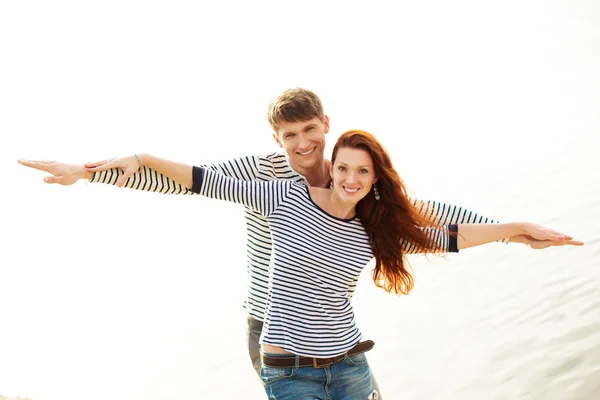Encantador casal sorrindo na praia — Fotografia de Stock