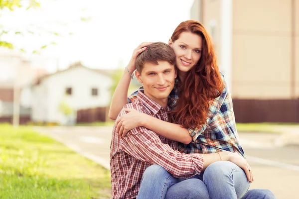 Encantador jovem casal — Fotografia de Stock