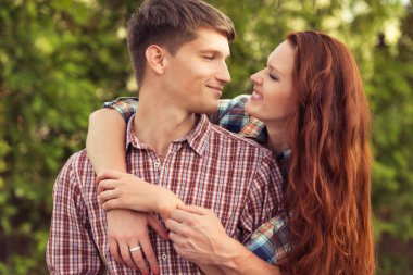 gülümseyen genç Çift