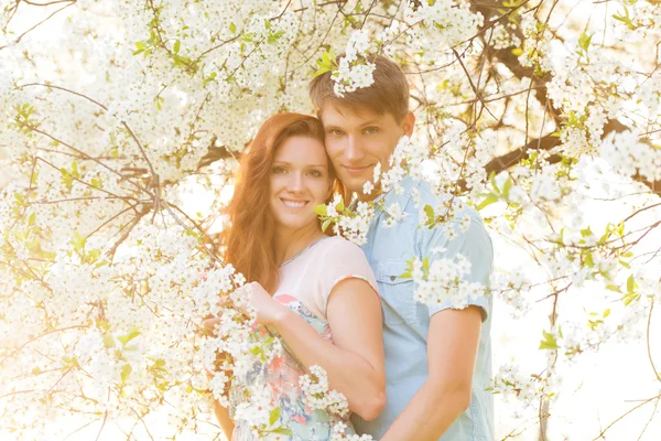 Beau couple dans le jardin de fleurs — Photo