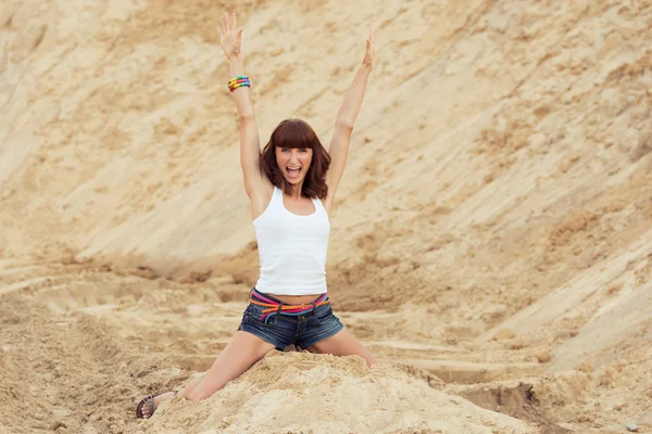 Donna con emozione felice sulla spiaggia — Foto Stock