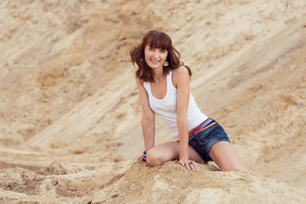 Sonriente encantadora mujer en la playa —  Fotos de Stock