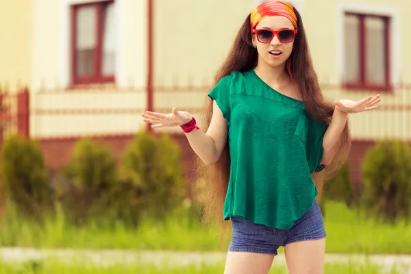 Teenager on sunglasses in street — Stock Photo, Image