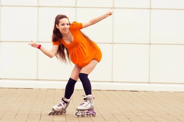 Meisje Skaten in straat stad — Stockfoto