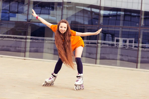 Femme en roller en ville par une journée ensoleillée — Photo