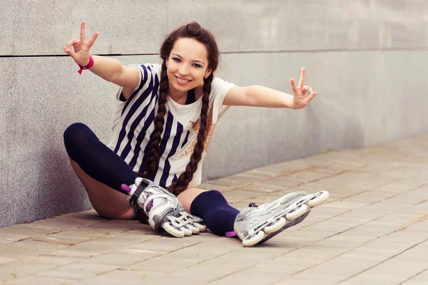 Meisje dat skaten vergadering zetten inlineskates — Stockfoto