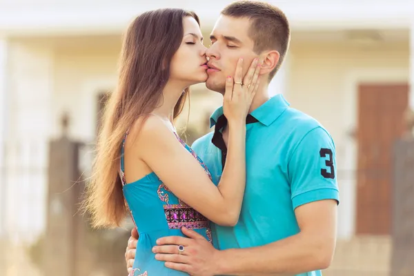 Woman kisses boyfriend on street — Stock Photo, Image