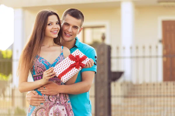 Mulher feliz com namorado — Fotografia de Stock