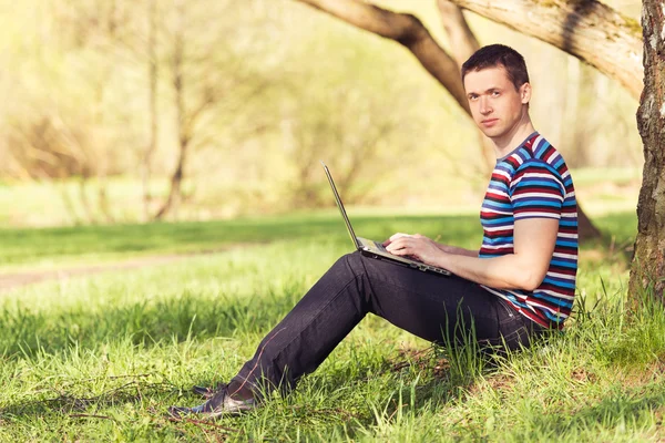 Homem trabalha com laptop — Fotografia de Stock