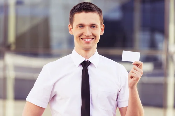 İş adamı boş kartvizit gösteriyor — Stok fotoğraf