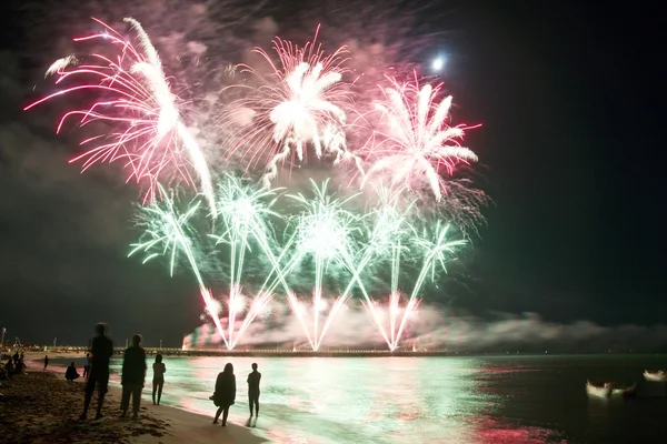 Fuegos artificiales playa de Forte dei Marmi Italia —  Fotos de Stock