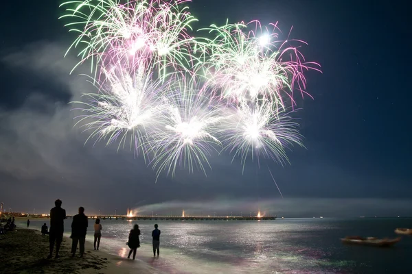 Fogos de artifício praia de Forte dei Marmi Itália — Fotografia de Stock