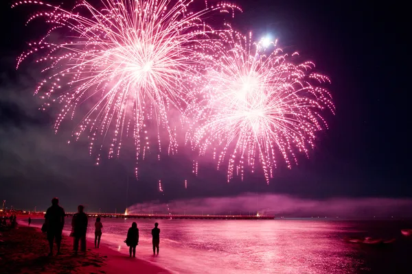 Fogos de artifício praia de Forte dei Marmi Itália — Fotografia de Stock