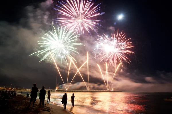 Fogos de artifício praia de Forte dei Marmi Itália Fotos De Bancos De Imagens