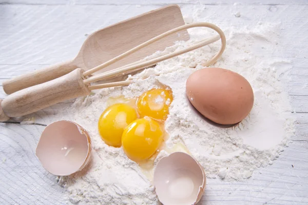 Egg and flour — Stock Photo, Image