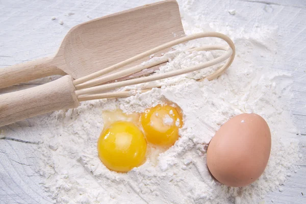 Egg and flour — Stock Photo, Image