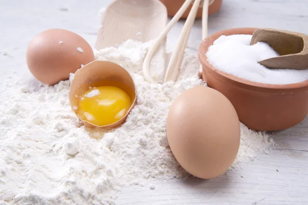 鸡蛋和面粉 — 图库照片