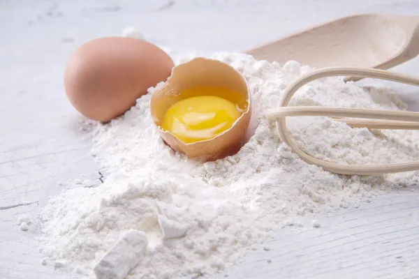 Egg and flour — Stock Photo, Image