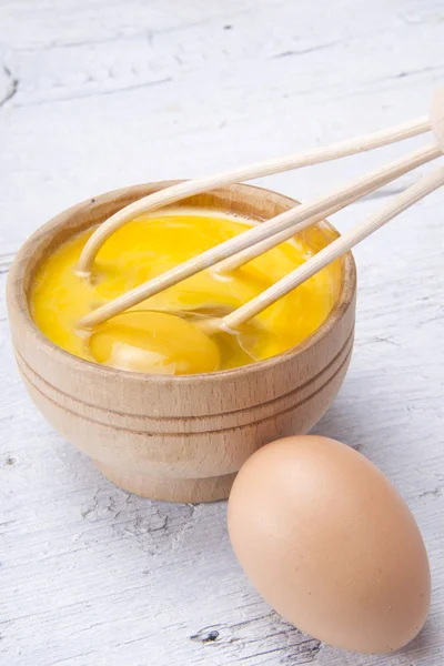 Сырое яйцо — стоковое фото