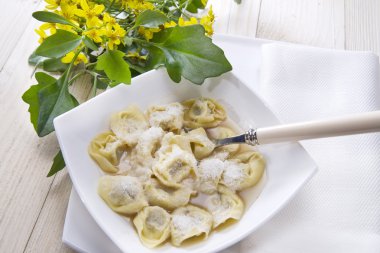 Cappelletti suyu içinde tipik İtalyan makarna