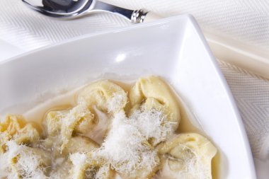 Cappelletti suyu içinde tipik İtalyan makarna