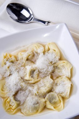 Cappelletti suyu içinde tipik İtalyan makarna